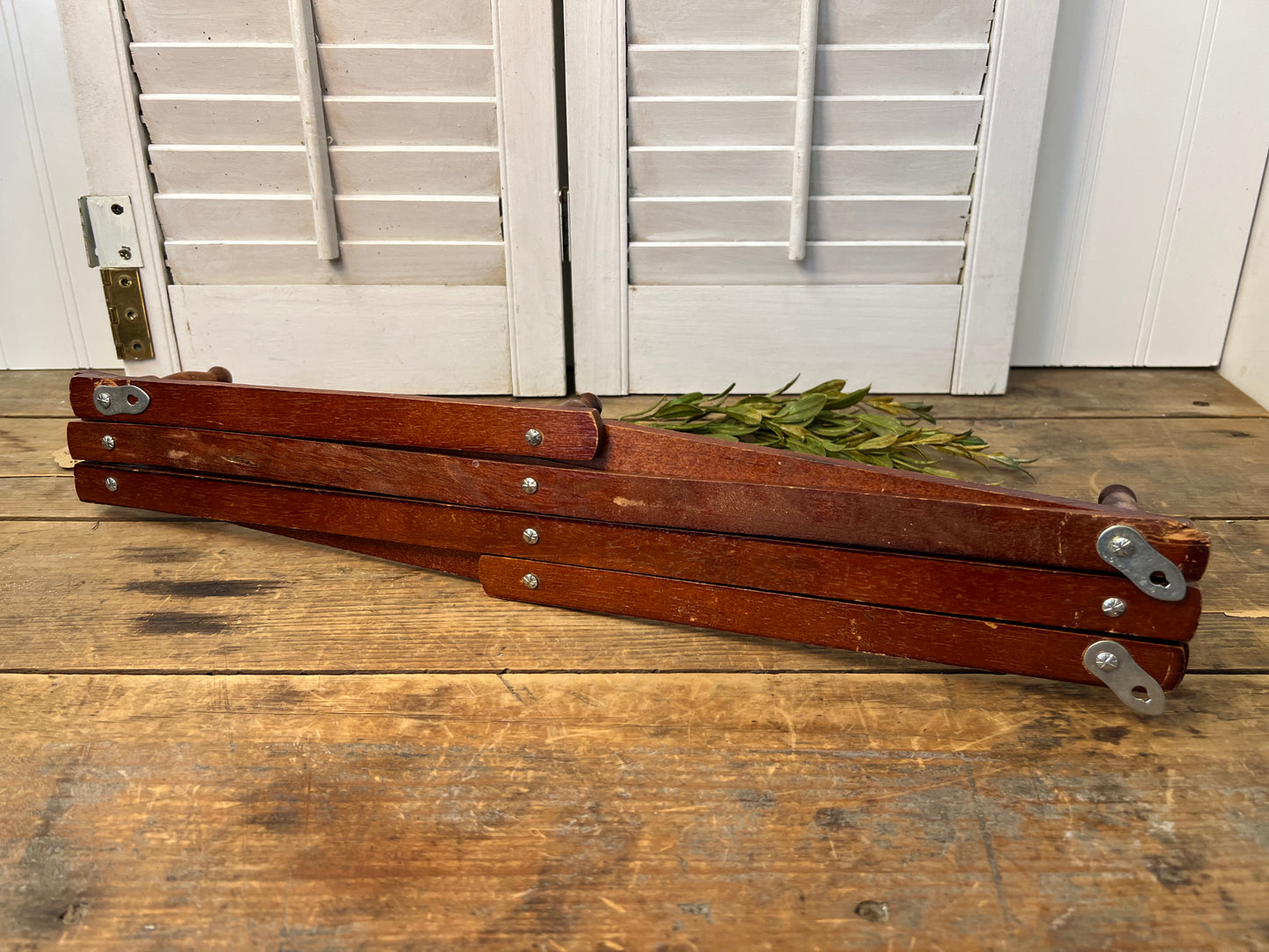 Wood accordion peg rack