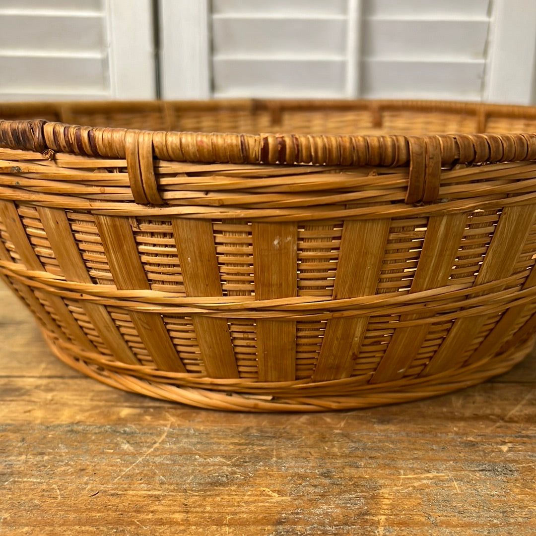 Round woven basket