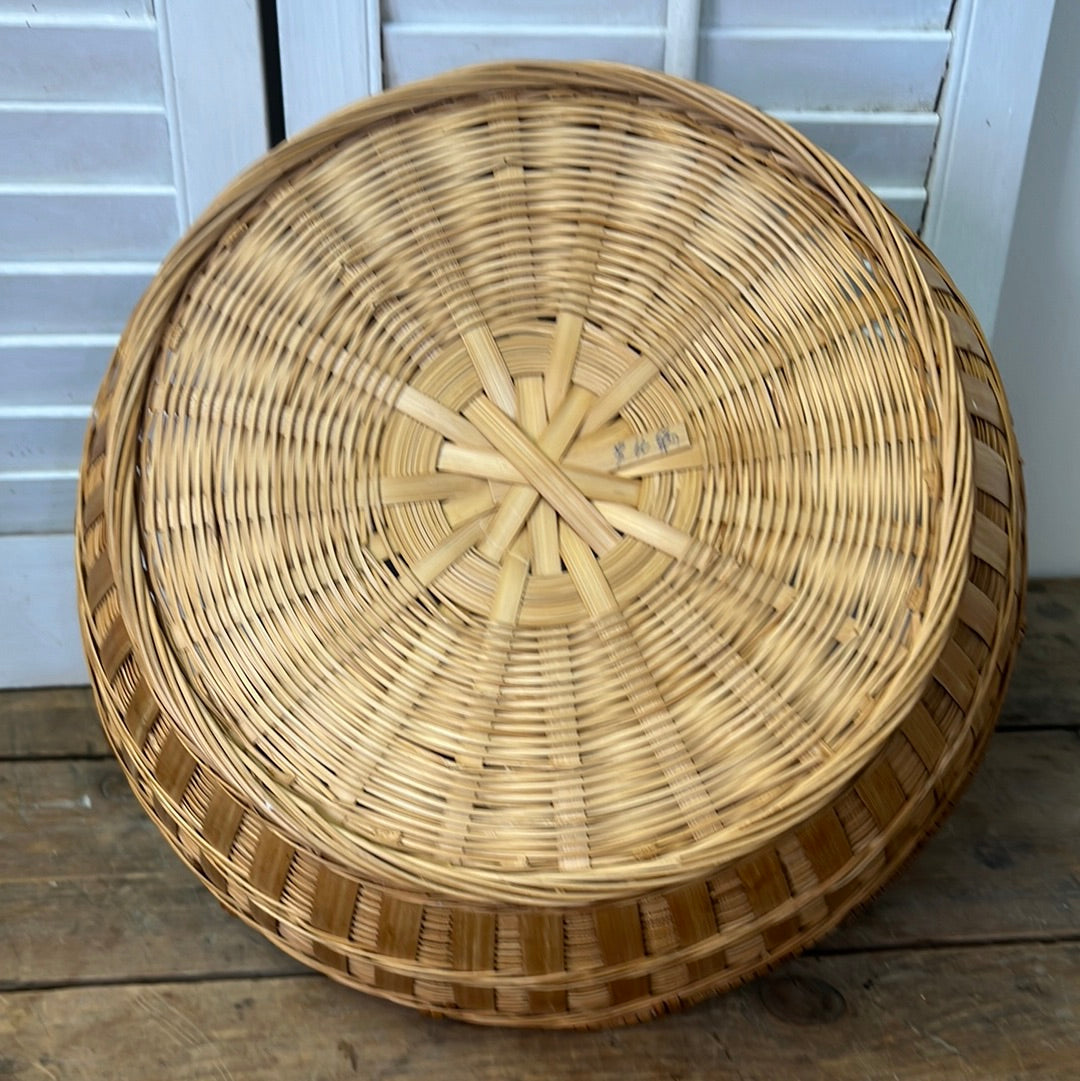 Round woven basket