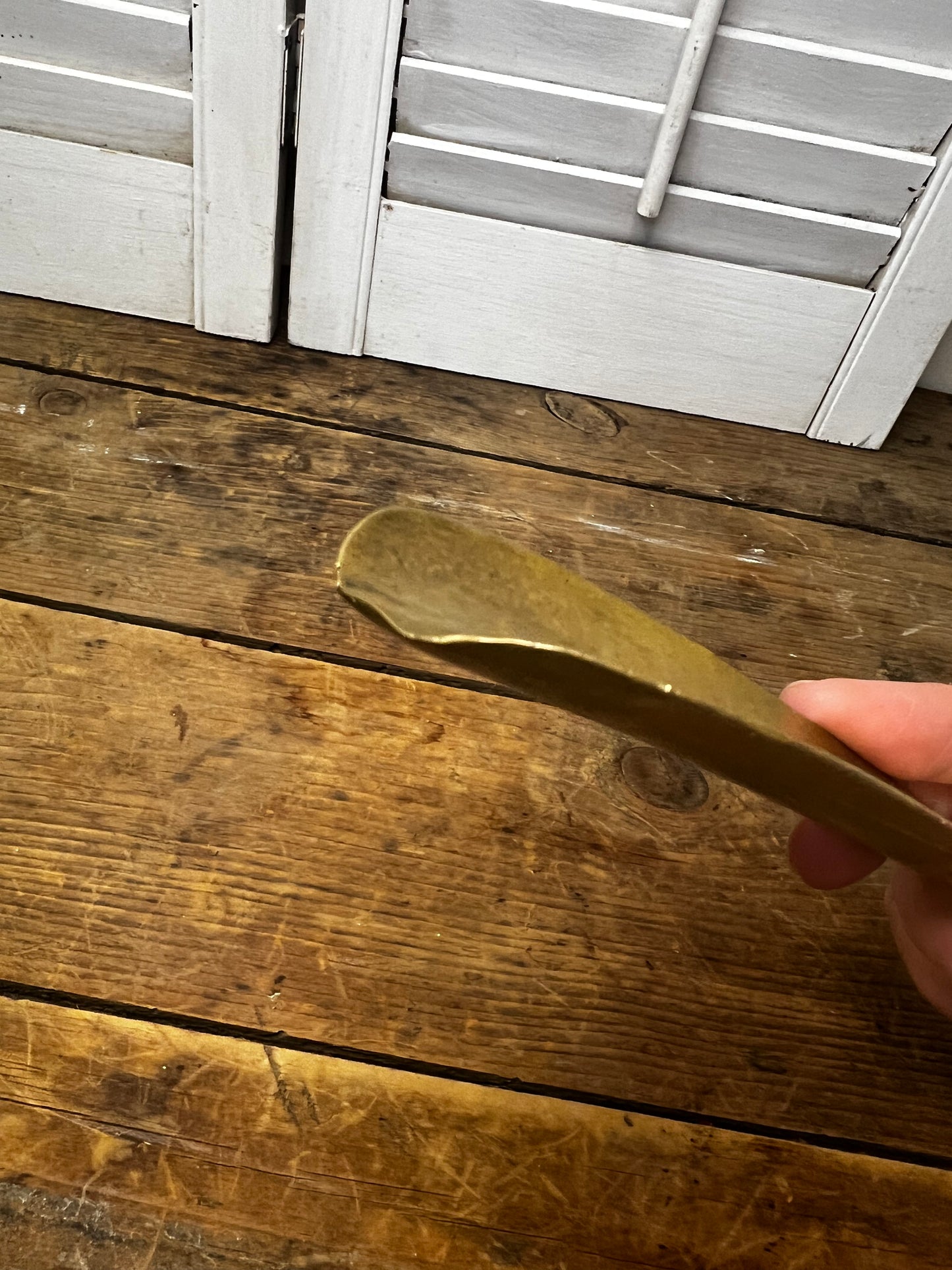 Vintage solid brass leg shaped shoehorn/ ladies shoehorn/ brass decor